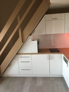 Cuisine de petit appartement encastré sous escalier