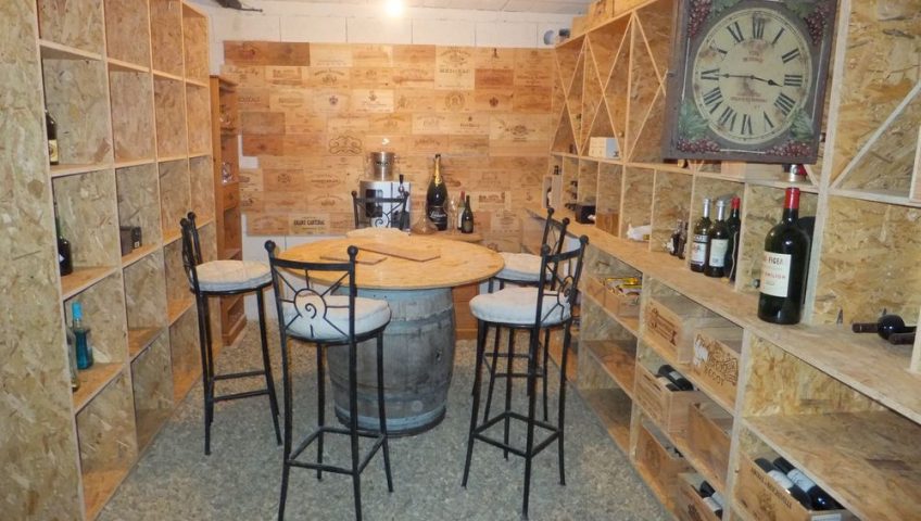 Cave à vin en triply avec table de dégustation centrale