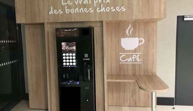 Panneautage mural encadrant une machine à café